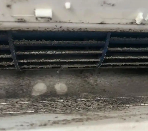 霍尔果斯空调吹的风有股烧焦味是怎么回事